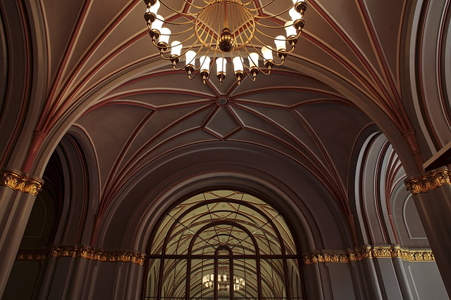 Arche et lustre / Bogen (?) und Lüster, rotes Rathaus / Berliner Rathaus / Hôtel de ville rouge - Berlin - Brandebourg / Brandenburg - Allemagne / Deutschland - Sites - Photographie - 05