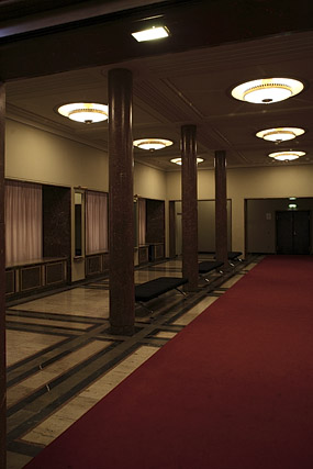 Vestiaires et luminaires / Garderobe und Leuchte, Rotes Rathaus / Berliner Rathaus / Hôtel de ville rouge - Berlin - Brandebourg / Brandenburg - Allemagne / Deutschland - Sites - Photographie - 15a