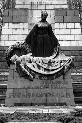 Mère Patrie et allée bordée de tilleuls, Sowjetisches Ehrenmal / Mémorial soviétique, Schönholzer Heide - Berlin - Brandebourg / Brandenburg - Allemagne / Deutschland - Sites - Photographie - 04a