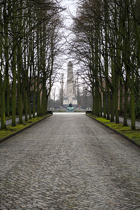 Mère Patrie et allée bordée de tilleuls, Sowjetisches Ehrenmal / Mémorial soviétique, Schönholzer Heide - Berlin - Brandebourg / Brandenburg - Allemagne / Deutschland - Sites - Photographie - 04b