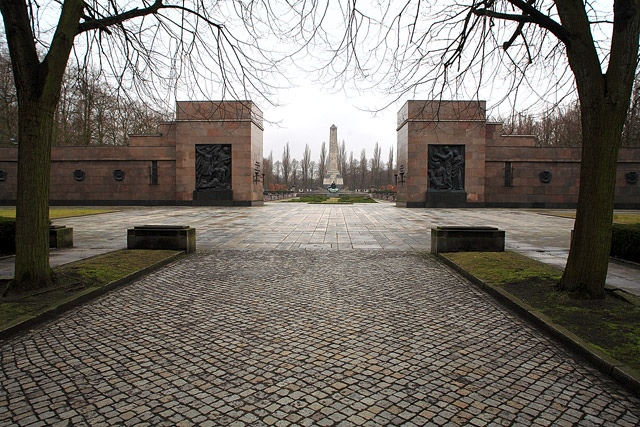 Entrée en granite rouge, Sowjetisches Ehrenmal / Mémorial soviétique, Schönholzer Heide - Berlin - Brandebourg / Brandenburg - Allemagne / Deutschland - Sites - Photographie - 05