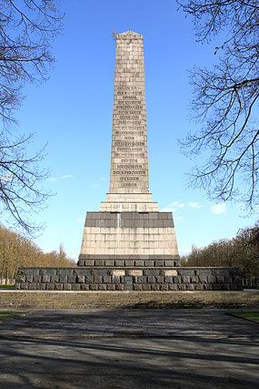 Obélisque et flamme éternelle, Sowjetisches Ehrenmal / Mémorial soviétique, Schönholzer Heide - Berlin - Brandebourg / Brandenburg - Allemagne / Deutschland - Sites - Photographie - 12a