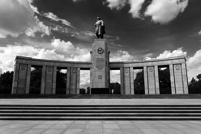 Sowjetisches Ehrenmal / Mémorial soviétique / Мемориал павшим советским воинам, Tiergarten / Тиргартене - Berlin - Brandebourg / Brandenburg - Allemagne / Deutschland - Sites - Photographie - 00