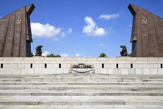 Portique, Sowjetisches Ehrenmal / Mémorial soviétique / Воин-освободитель, Treptower Park - Berlin - Brandebourg / Brandenburg - Allemagne / Deutschland - Sites - Photographie - 01