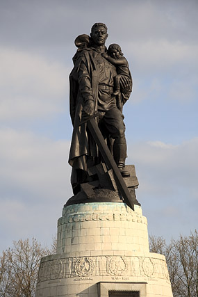 Soldat de l'Armée rouge, Sowjetisches Ehrenmal / Mémorial soviétique / Воин-освободитель, Treptower Park - Berlin - Brandebourg / Brandenburg - Allemagne / Deutschland - Sites - Photographie - 03a