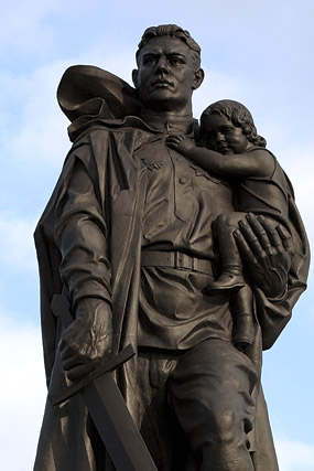 Soldat de l'Armée rouge, Sowjetisches Ehrenmal / Mémorial soviétique / Воин-освободитель, Treptower Park - Berlin - Brandebourg / Brandenburg - Allemagne / Deutschland - Sites - Photographie - 03b