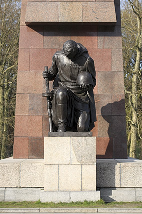 Soldat agenouillé, Sowjetisches Ehrenmal / Mémorial soviétique / Воин-освободитель, Treptower Park - Berlin - Brandebourg / Brandenburg - Allemagne / Deutschland - Sites - Photographie - 04a