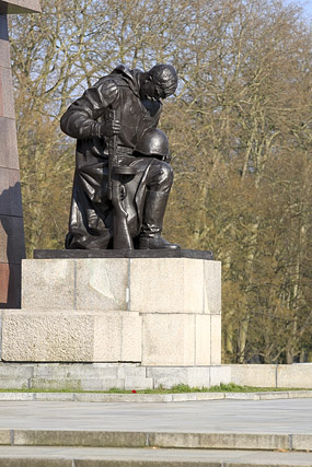 Soldat agenouillé, Sowjetisches Ehrenmal / Mémorial soviétique / Воин-освободитель, Treptower Park - Berlin - Brandebourg / Brandenburg - Allemagne / Deutschland - Sites - Photographie - 04b