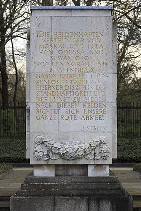 Textes de Staline, Sowjetisches Ehrenmal / Mémorial soviétique / Воин-освободитель, Treptower Park - Berlin - Brandebourg / Brandenburg - Allemagne / Deutschland - Sites - Photographie - 08a