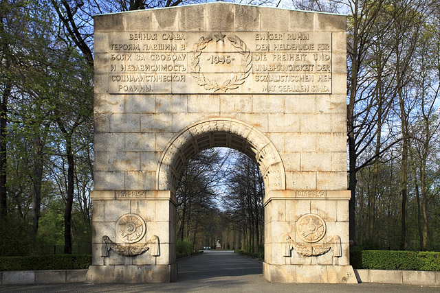 Portail, Sowjetisches Ehrenmal / Mémorial soviétique / Воин-освободитель, Treptower Park - Berlin - Brandebourg / Brandenburg - Allemagne / Deutschland - Sites - Photographie - 11