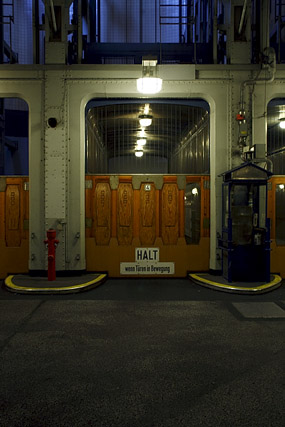 Treppen und Autoaufzug, alter Elbtunnel / Escaliers et ascenseur voiture, vieux tunnel sous l'Elbe - Hambourg / Hamburg - Hambourg, Brême, Basse-Saxe / Hamburg, Bremen, Niedersachsen - Allemagne / Deutschland - Sites - Photographie - 01b