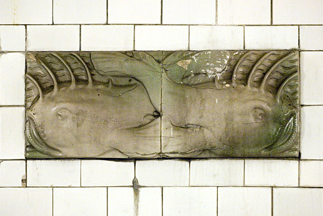 Majolikarelief mit Fischen, alter Elbtunnel / Poissons en majolique, vieux tunnel sous l'Elbe - Hambourg / Hamburg - Hambourg, Brême, Basse-Saxe / Hamburg, Bremen, Niedersachsen - Allemagne / Deutschland - Sites - Photographie - 06