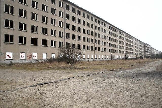 Prora, KdF-Seebad der Zwanzigtausend / Prora, station balnéaire KdF des Vingt Mille - Rügen - Mecklembourg-Poméranie-Occidentale (antérieure) / Mecklenburg-Vorpommern - Allemagne / Deutschland - Sites - Photographie - 01