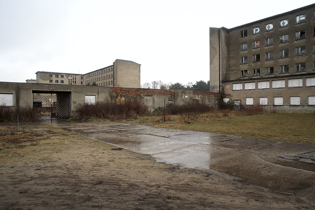 Kaffeehaus, Festplatz und Festhalle, Prora / Café, place et salle des fêtes, Prora - Rügen - Mecklembourg-Poméranie-Occidentale (antérieure) / Mecklenburg-Vorpommern - Allemagne / Deutschland - Sites - Photographie - 07