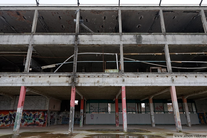 Atelier en rez-de-chaussée du bâtiment principal : série de poteaux poutres en béton, usine TASE - Vaulx-en-Velin - Rhône - France - Sites - Photographie - 03