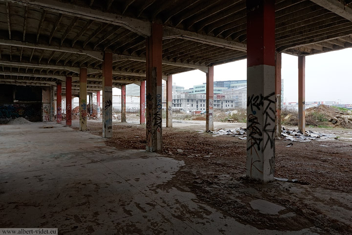 Atelier en rez-de-chaussée du bâtiment principal : série de poteaux poutres en béton, usine TASE - Vaulx-en-Velin - Rhône - France - Sites - Photographie - 06