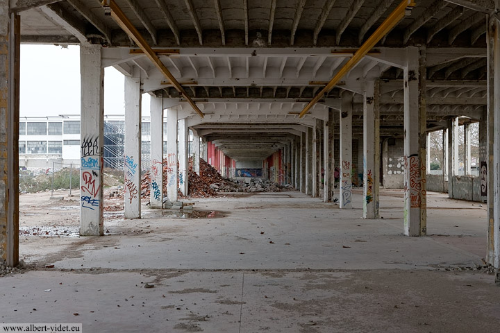 Atelier en rez-de-chaussée du bâtiment principal : série de poteaux poutres en béton, usine TASE - Vaulx-en-Velin - Rhône - France - Sites - Photographie - 10