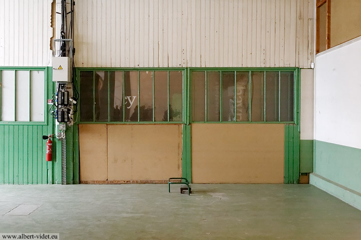 Porte coulissante intérieure, usine TASE (Textile Artificiel du Sud-Est) - Vaulx-en-Velin - Rhône - France - Sites - Photographie - 15