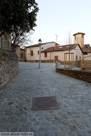 Vieil Arbresle, arrivée sur la place de l'Abbé Dalmace - L'Arbresle - Rhône - France - Architecture & Paysagisme - Photographie - 08b